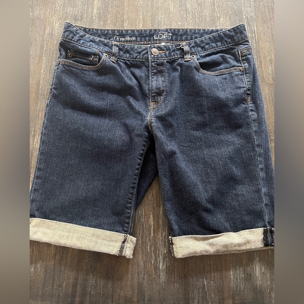 Ann Taylor Loft blue denim modern shorts. Sz6